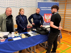 Policjanci rozmawiają z uczestnikiem targów.