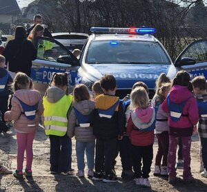 Policjant pokazuje przedszkolakom radiowóz