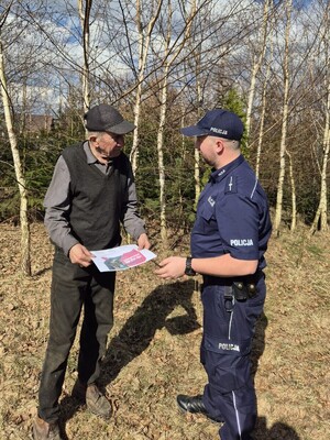 Dzielnicowy rozmawia z seniorem