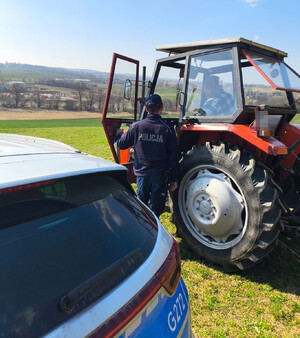 Dzielnicowi rozmawiają z osobami ostrzegając o skutkach wypalania traw