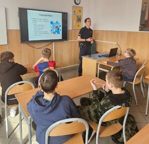 Dzielnicowy z Niepołomic podczas prelekcji z uczniami w Podłężu