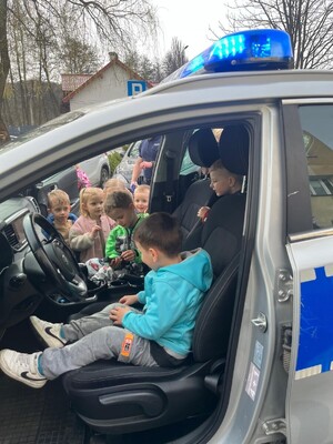 Przedszkolaki w radiowozie policyjnym