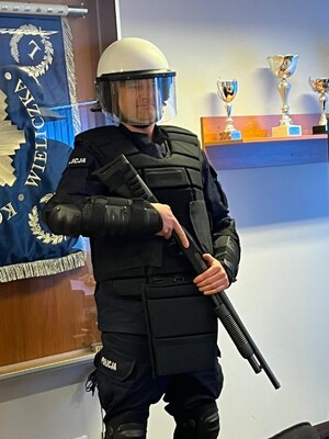 Policjant w sprzęcie PZ