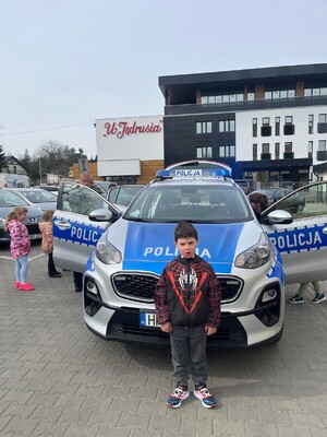 Przedszkolaki z Kłaja przy radiowozie