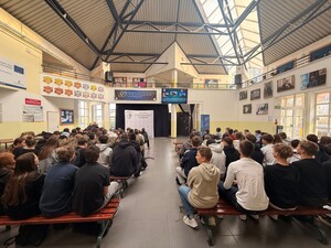 Uczniowie szkoły w Niepołomicach podczas spotkania z funkcjonariuszami KPP Wieliczka