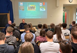 Policjanci promujący zawód policjanta w Liceum w Gdowie