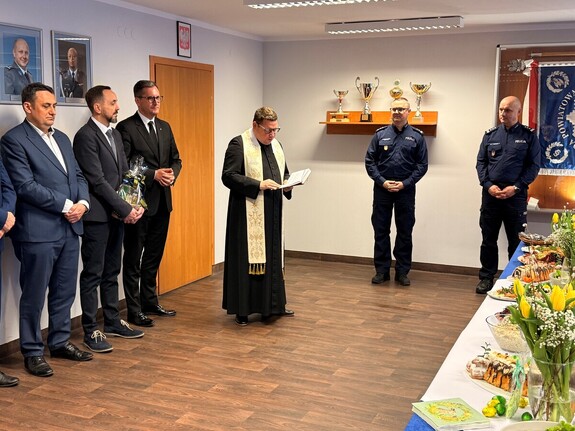 Ksiądz, kierownictwo KPP wieliczka oraz zaproszeni goście