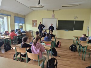 Policjanci podczas prelekcji w szkole Podstawowej w Gdowie