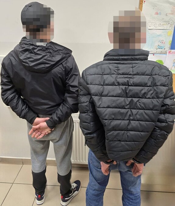 dwóch poszukiwanych