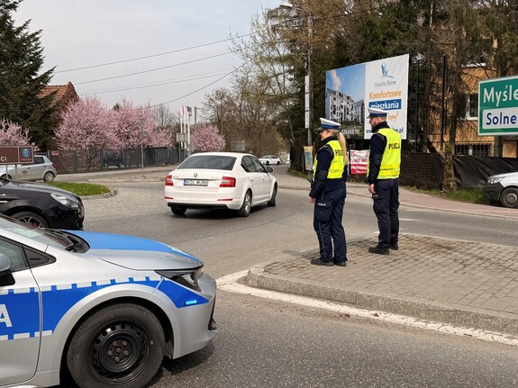Policjanci zabezieczający jedno ze skrzyżowań w Wieliczce