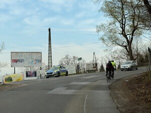 Radiowóz stojący na skrzyżowaniu