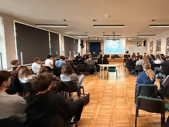 Policjanci promujący zawód policjanta w LO w wieliczce