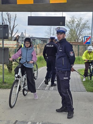 policjant oraz uczestnik turnieju przed rozpoczęciem części praktycznej turnieju brd