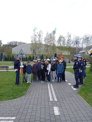 Policjanci oraz uczestnicy turnieju na terenie miasteczka rowerowego