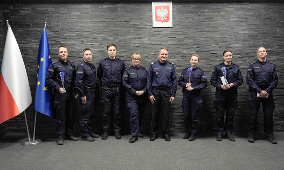 Komendant Wojewódzki Policji w Krakowie oraz funkcjonariusze którzy zajęli miejsca na podium eliminacji