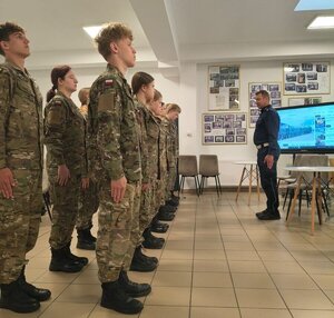 Zajęcia z musztry policyjnej przeprowadzone przez Naczelnika WRD KPP Wieliczka