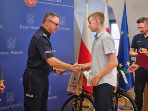 Komendant składający gratulacje laureatowi konkursu