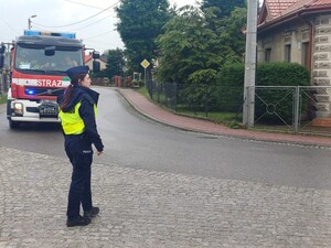 Policjantka podczas zabezpieczenia działań w m. Staniatki