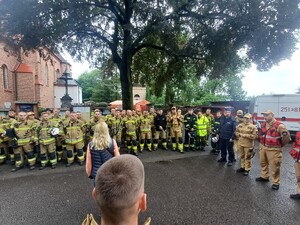 Komendant Powiatowy Policji w wieliczce oraz strażacy bioracy udział w ćwiczeniach