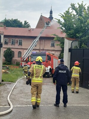 Działania strażaków polegające na gaszeniu pożaru