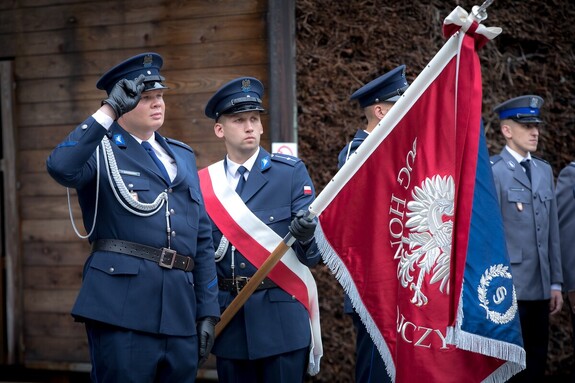 Policjanci KPP Wieliczka z pocztem sztandarowym