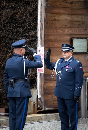 Dowódca uroczystości składający meldunek Zastępcy Komendanta Wojewódzkiego Policji w Krakowie