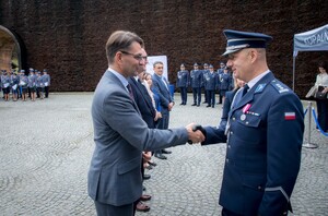 Komendan6t Powiatowy Policji w Wieliczce składający podziękowanie samorządowcom z Powiatu Wielickiego