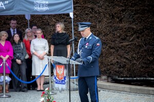 Komendant Powiatowy Policji w wieliczce podczas przemówienia