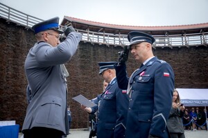 Zastępca Komendanta Wojewódzkiego Polici w Krakowie oraz Komendant Powiatowy Policji w Wieliczce podczas mianowania policjantów na wyższy stopień