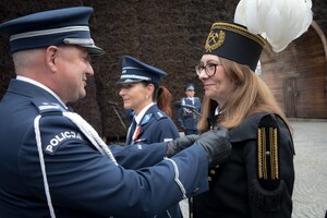 mł. insp. Grzegorz Gubała wręcza medal prezes Kopalni Soli wieliczka