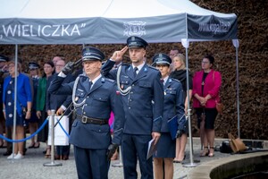 Policjanci oddający honor