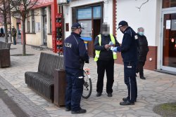 Niepołomiccy policjanci rozdają maseczki