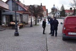 Policjancji z KP Niepołomice rozdają maseczki