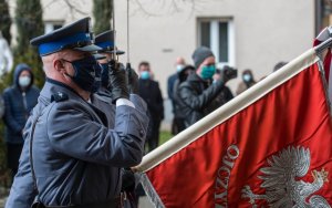 Trzech policjantów kompanii honorowej ze sztandarem