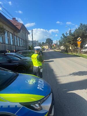 Policjant kontroluje prędkość w rejonie Szkoły Podstawowej w Węgrzcach Wielkich