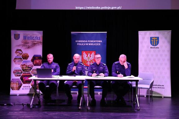 Policjanci KPP wieliczka prowadzący spotkanie z dyrektporami Szkół