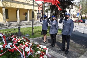 policjanci oddają honor