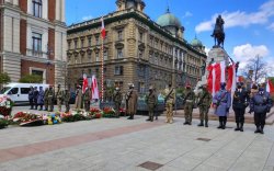 Szpaler funkcjonariuszy kompanii honorowych różnych służb w tym policji i wojska. Za plecami Pomnik Grunwaldzki