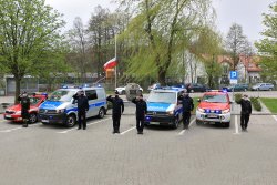 Policjanci oraz strażacy PSP salutują (2)