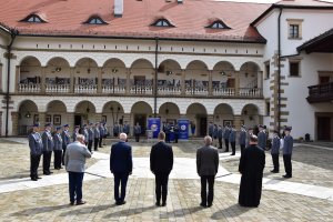 Zdjęcie uroczystości na dziedzińcu zamku