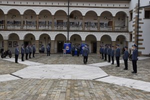 dowódca uroczystości składa meldunek Komendantowi Powiatowemu Policji w Wieliczce