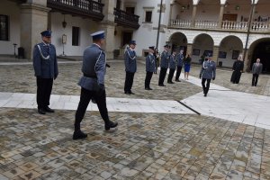 dowódca uroczystości maszeruje w kierunku Komendanta Powiatowego Policji w Wieliczce