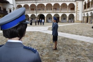 asp. szt. dominika Półtorak w tle funkcjonariusze oraz zaproszeni goście