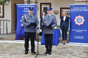 policjanci odczytujący rozkazy. Z tyłu pracownice kadr KPP Wieliczka