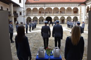 Pracownicy cywilni, funkcjonariusze oraz zaproszeni goście na dziedzińcu zamku