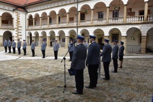 funkcjonariusze podczas uroczystości na dziedzińcu zamku