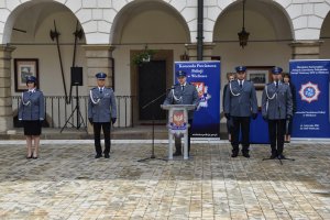 Przemówienie kom. Macieja Onyszko. Obok Komendant Powiatowy oraz funkcjonariusze KPP Wieliczka