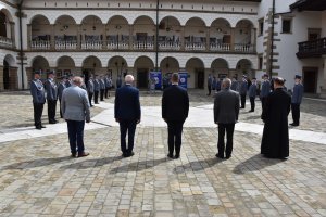 zaproszeni goście oraz funkcjonariusze KPP Wieliczka na dziedzińcu Zamku w Niepołomicach