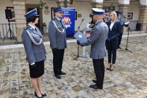 Komendant Powiatowy składa gratulacje kom. Maciejowi Onyszce