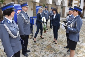 podinsp. Agnieszka Burzec Czesak składa gratulacje kom. Maciejowi Onyszko